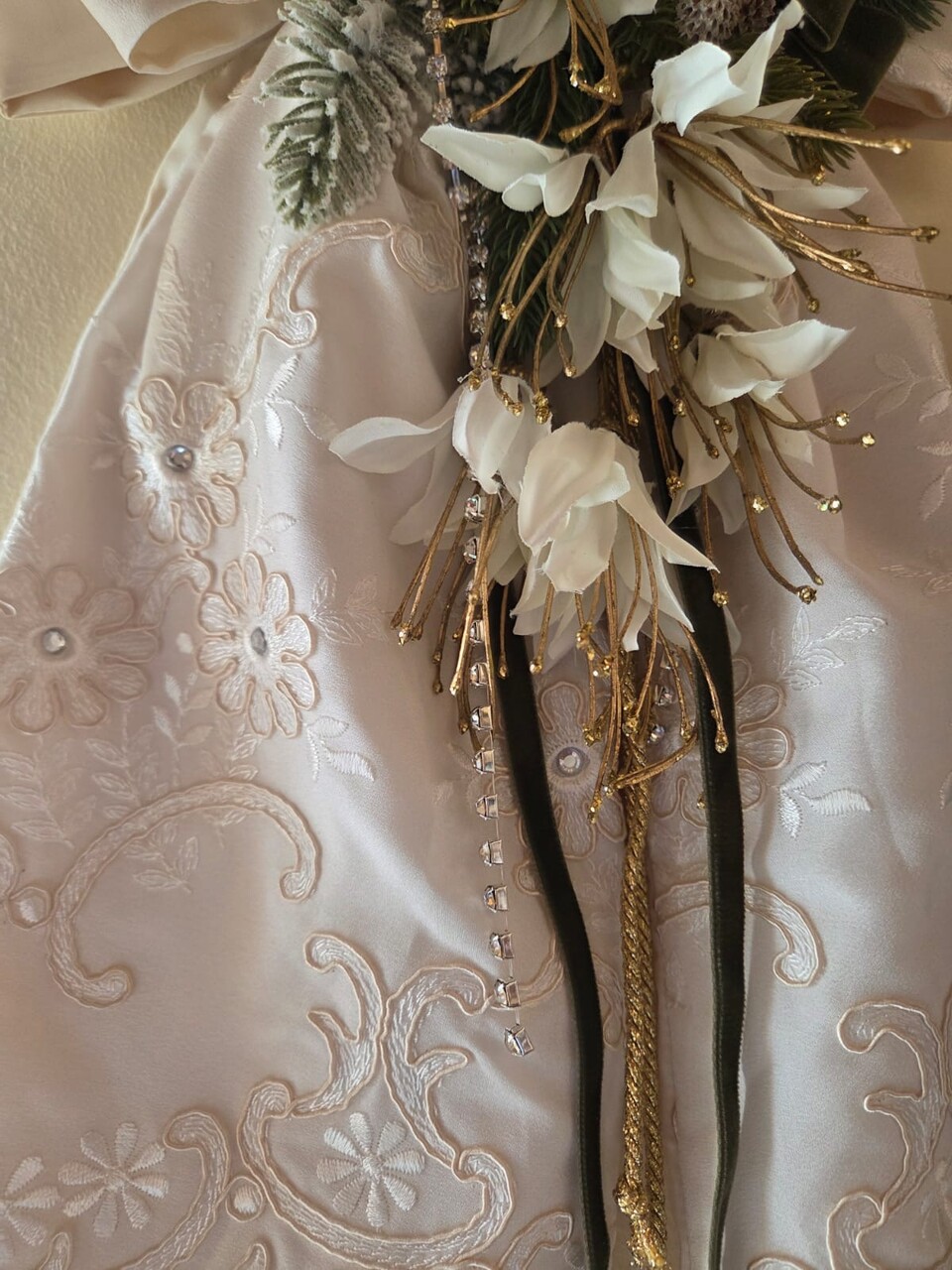 Doppio fiocco a falde rette in taffetà crema e pizzo in tulle a rilievo Gentile Ricami Grande