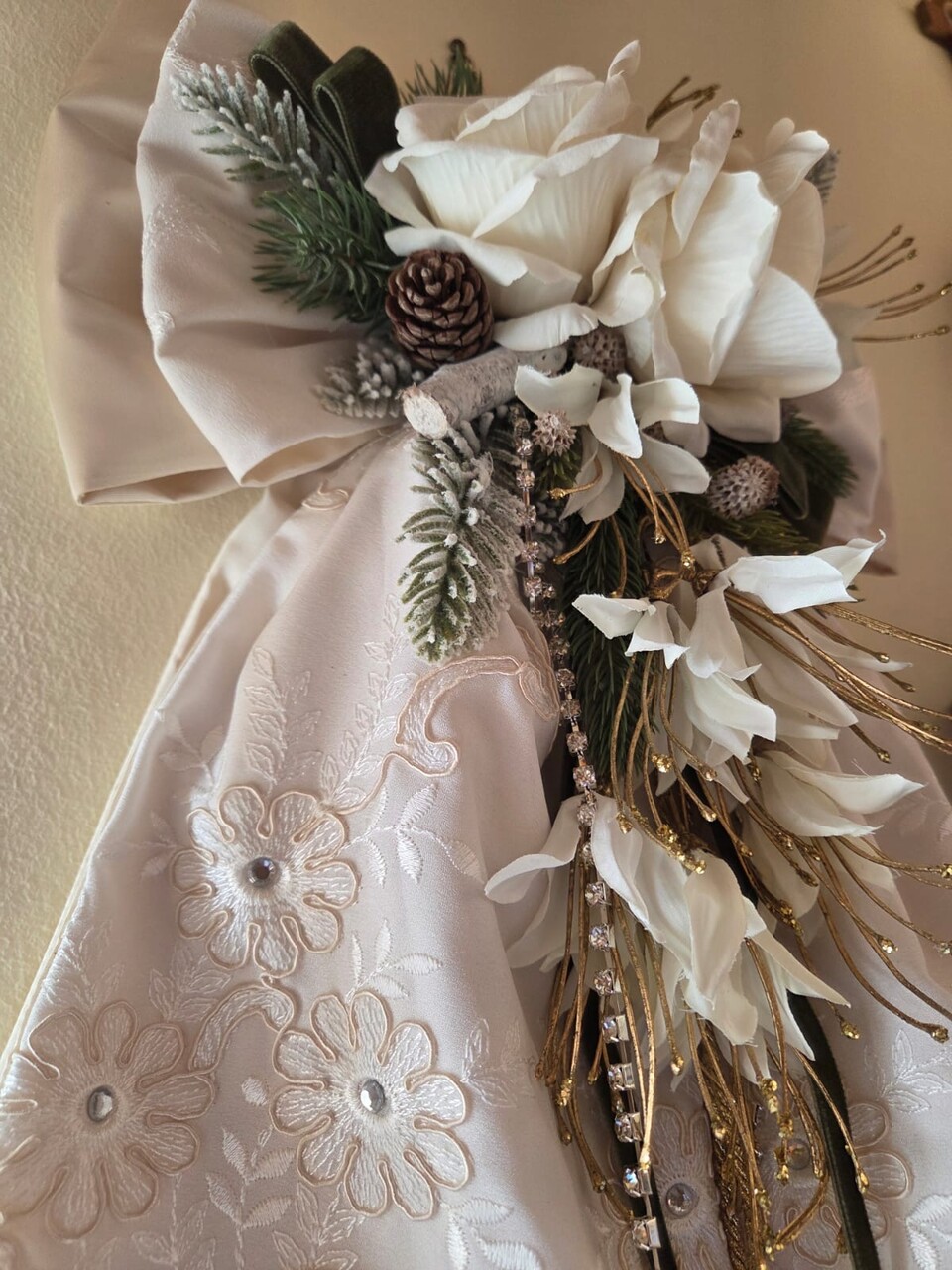 Doppio fiocco a falde rette in taffetà crema e pizzo in tulle a rilievo Gentile Ricami Grande