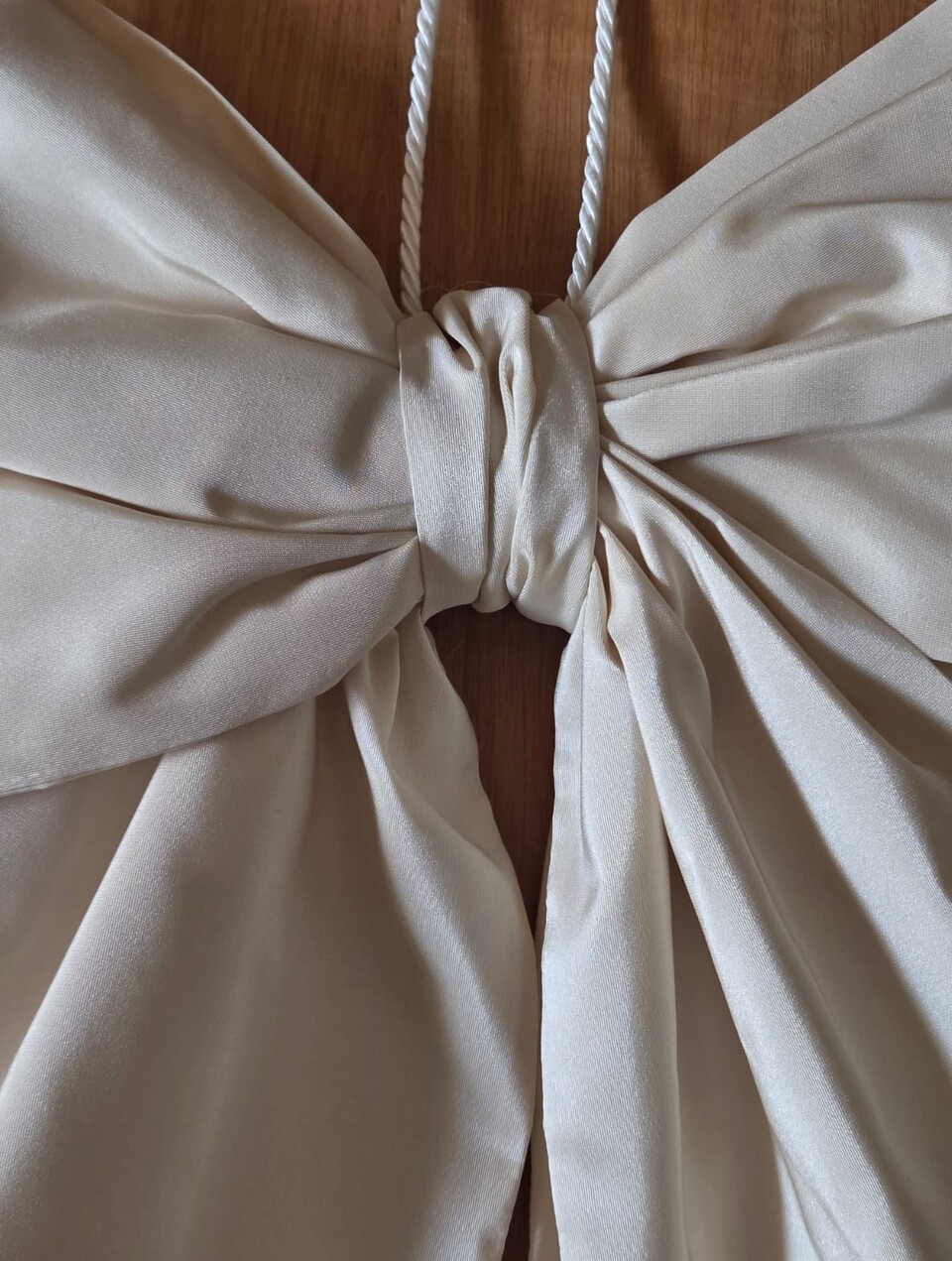 Doppio fiocco annodato in taffetà Crema Gentile Ricami Medio