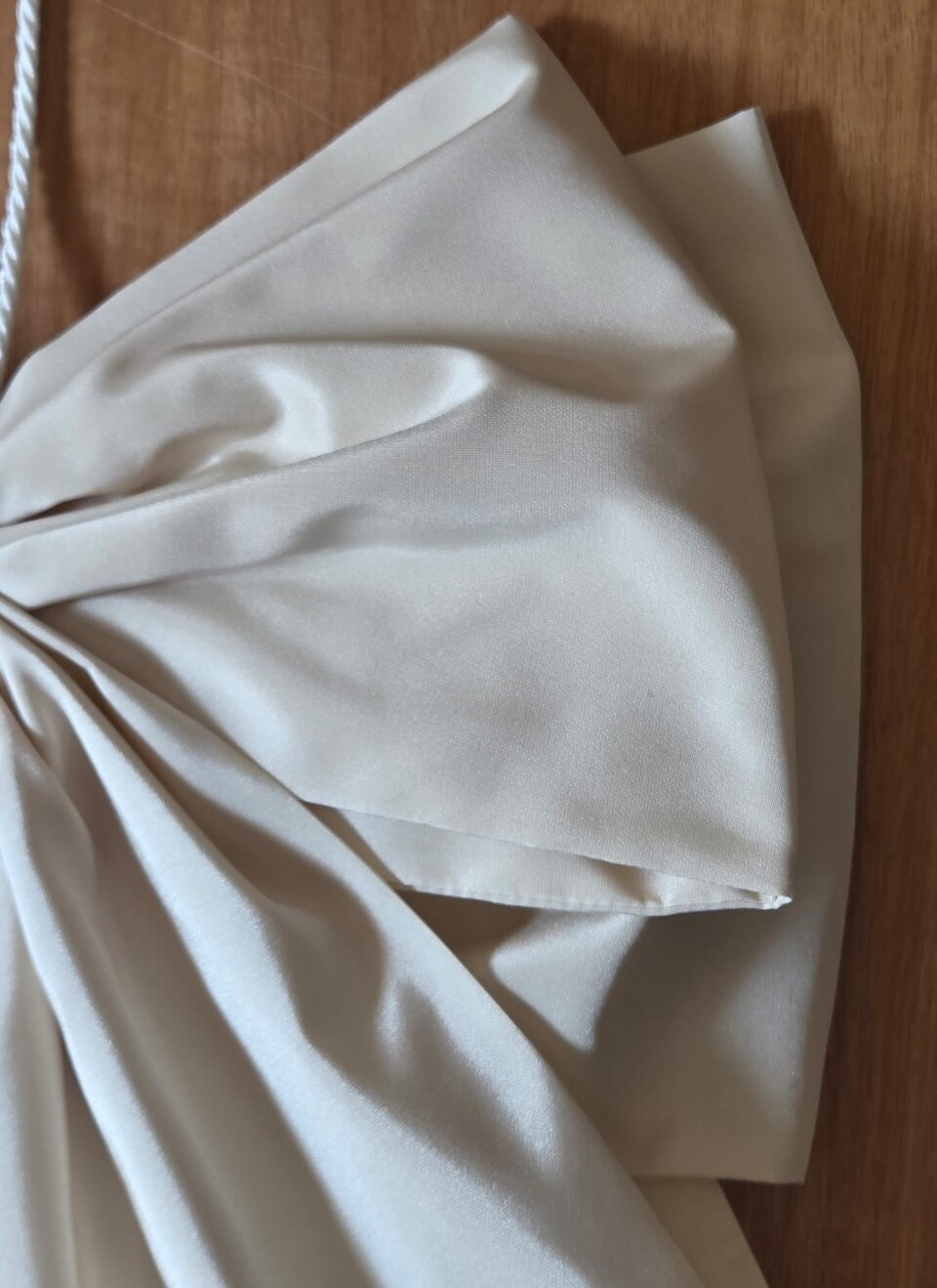 Doppio fiocco annodato in taffetà Crema Gentile Ricami Medio