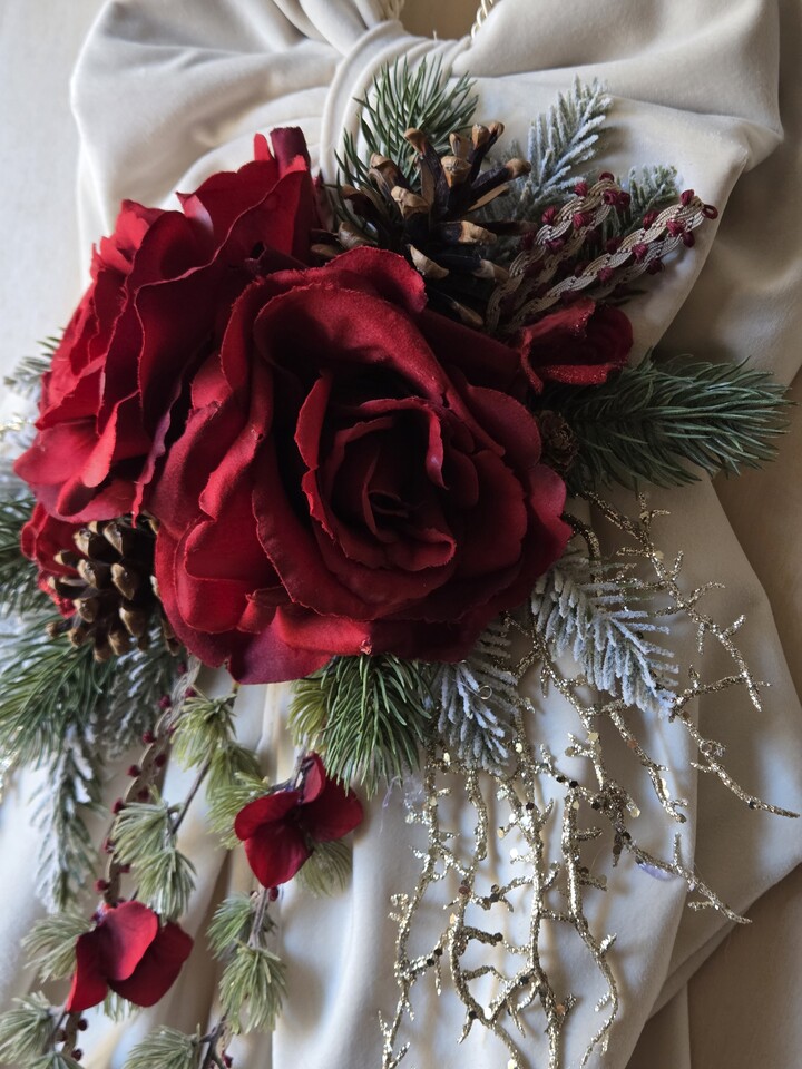 Fiocco natalizio in velluto Panna con fiori Rossi Gentile Ricami