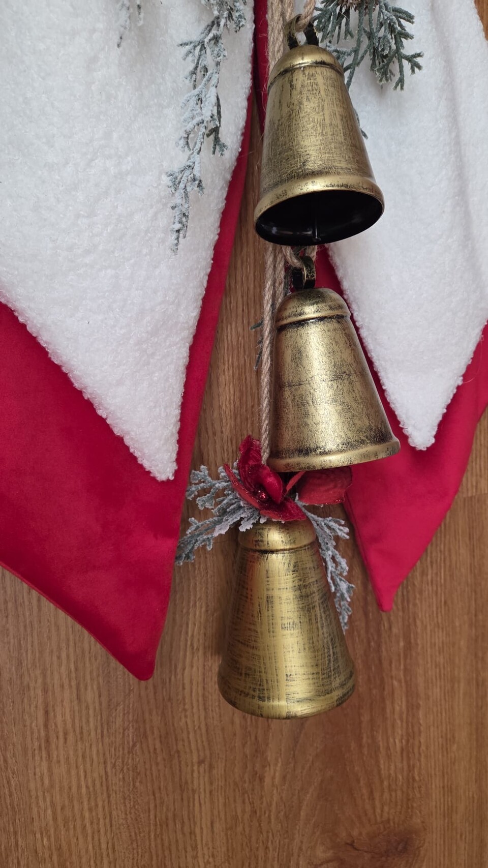 Fiocco natalizio in velluto Rosso e lana bouclé con campanacci Gentile Ricami