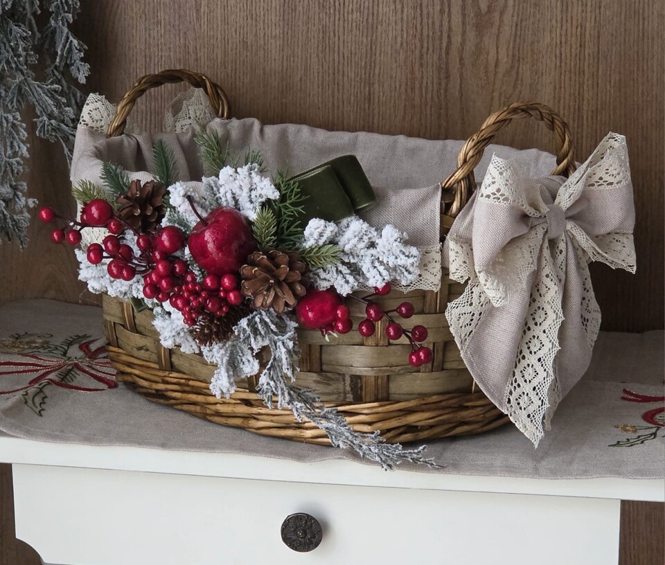 Cesto Natalizio in vimini con cotone e merletto Gentile Ricami