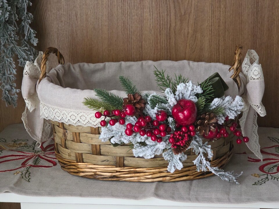 Cesto Natalizio in vimini con cotone e merletto Gentile Ricami
