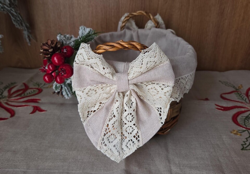 Cesto Natalizio in vimini con cotone e merletto Gentile Ricami