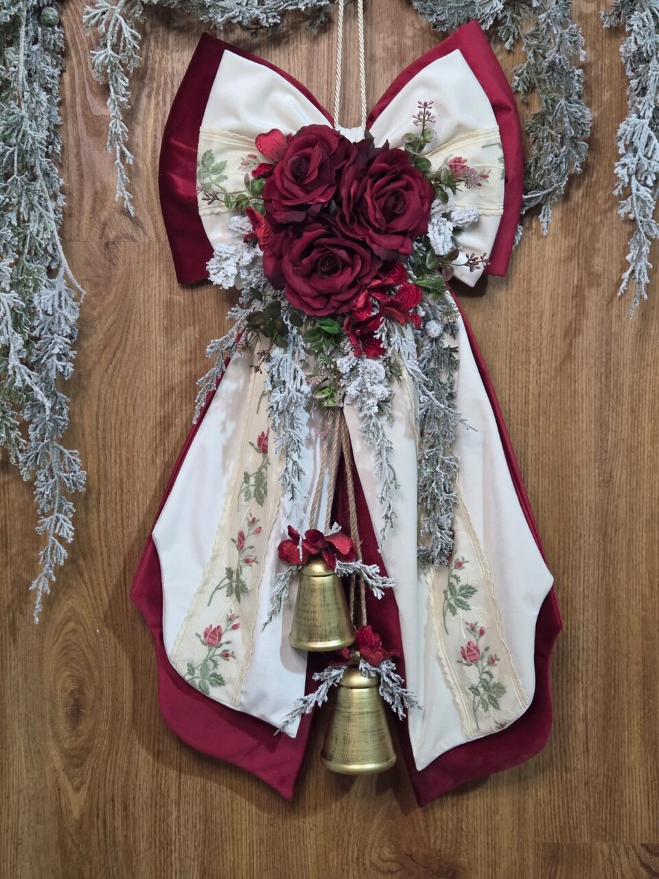 Doppio fiocco natalizio in velluto Bordeaux e Panna con pizzo in tulle e campanacci Gentile Ricami