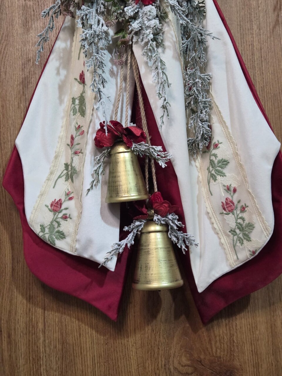 Doppio fiocco natalizio in velluto Bordeaux e Panna con pizzo in tulle e campanacci Gentile Ricami