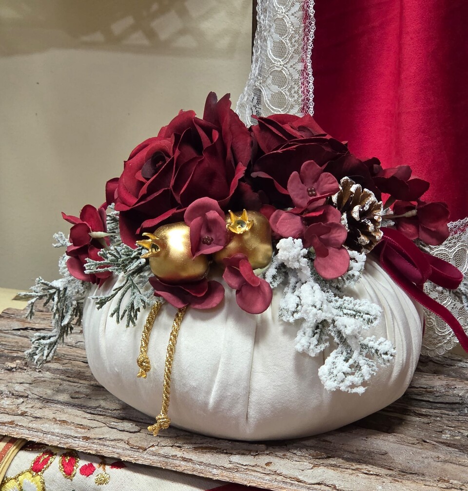 Pouf Natalizio in velluto Panna con fiori artificiali Gentile Ricami