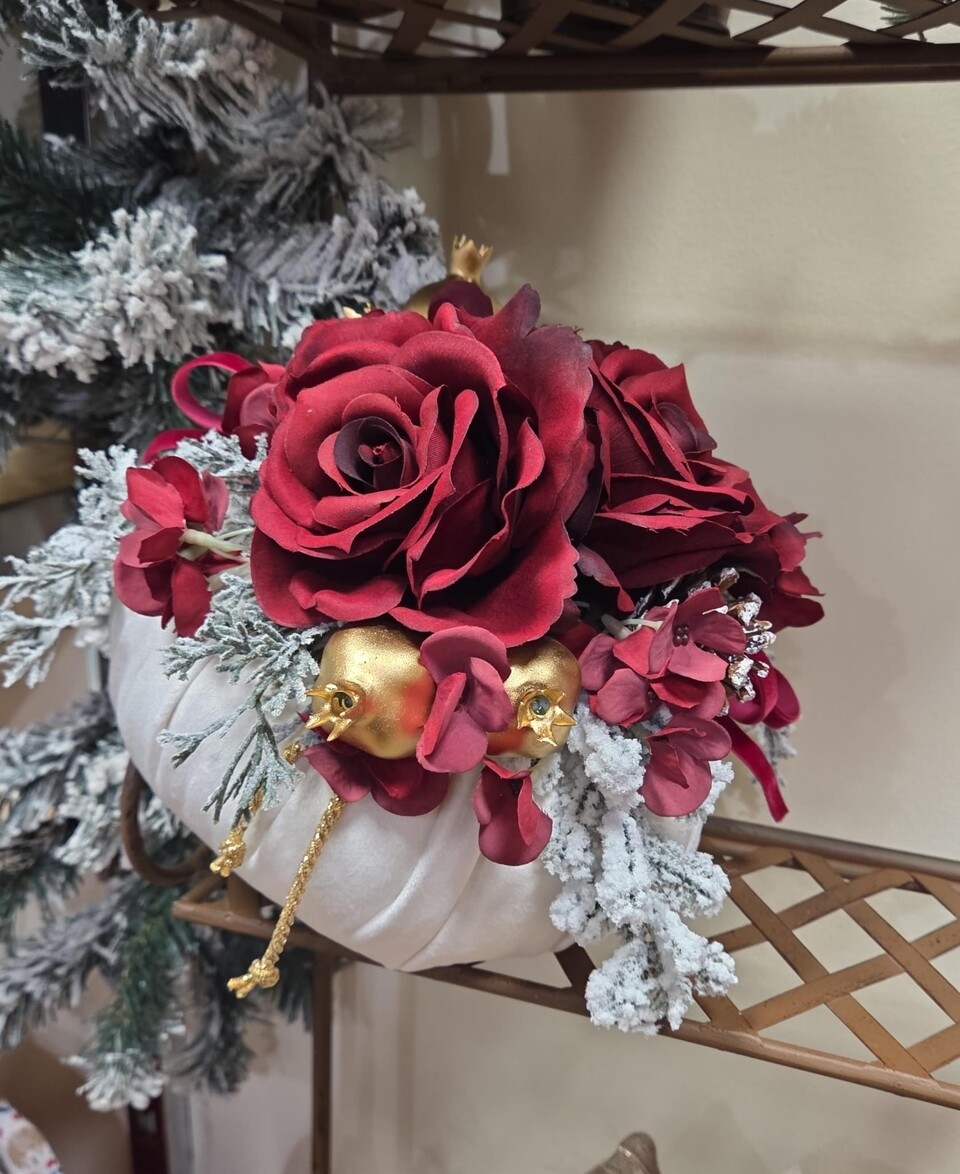 Pouf Natalizio in velluto Panna con fiori artificiali Gentile Ricami