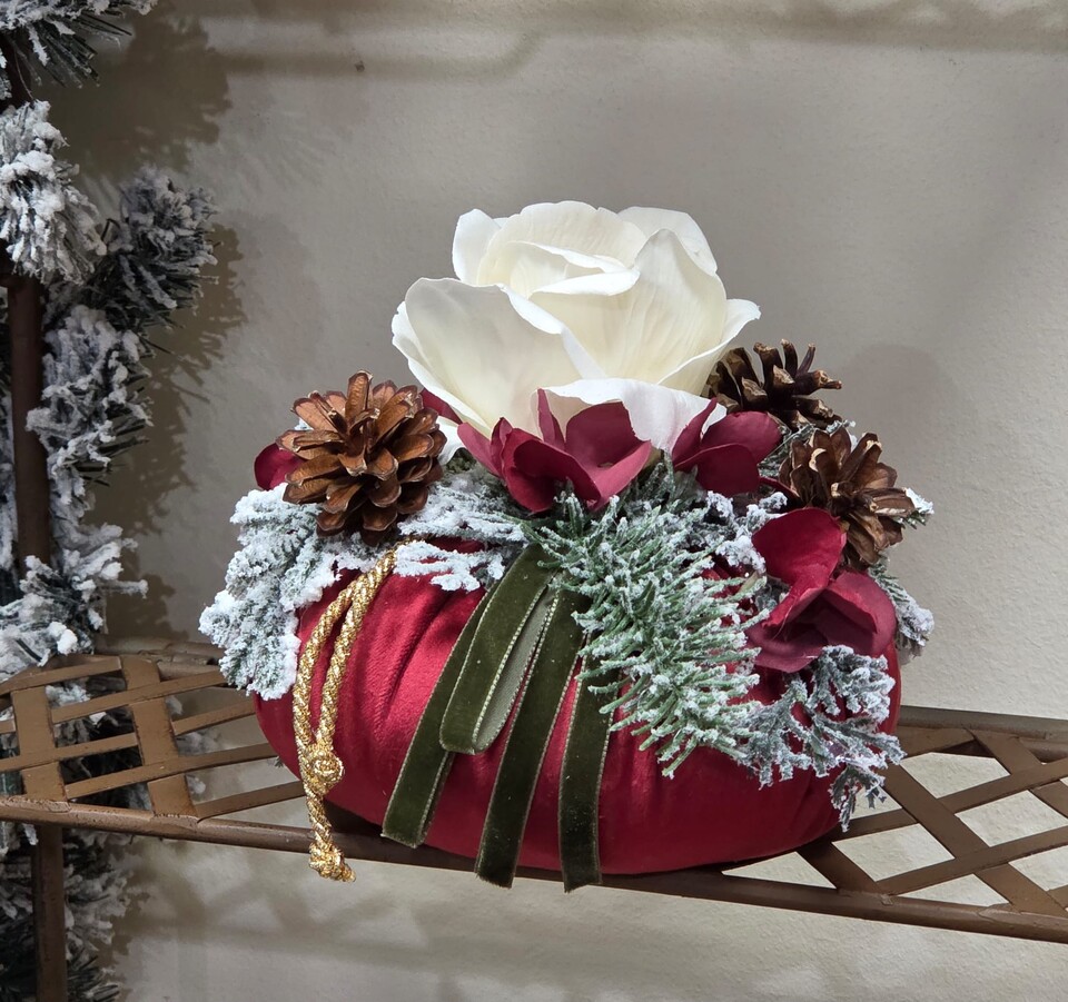 Pouf Natalizio in velluto Bordeaux con fiori artificiali Gentile Ricami