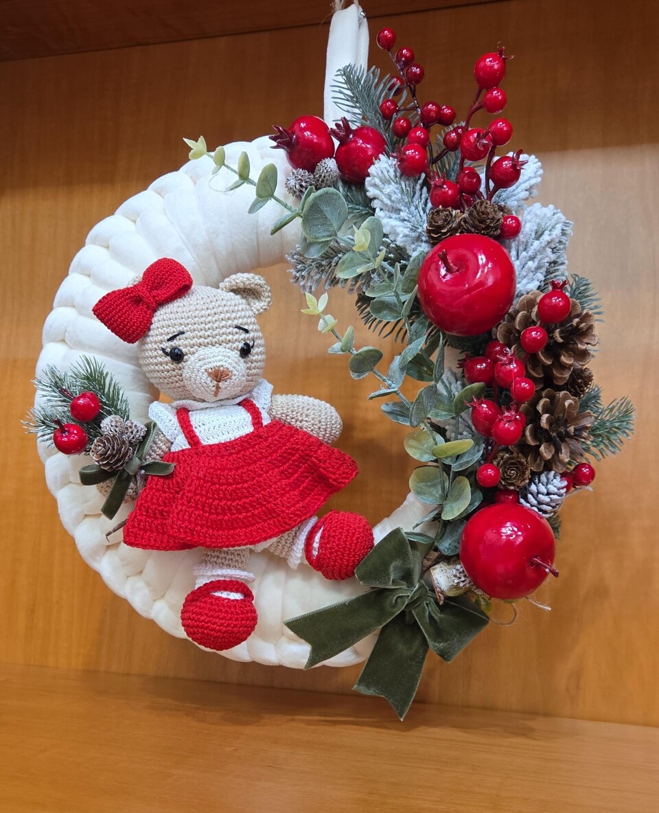 Ghirlanda natalizia con Orsetta Amigurumi e fiori artificiali Gentile Ricami