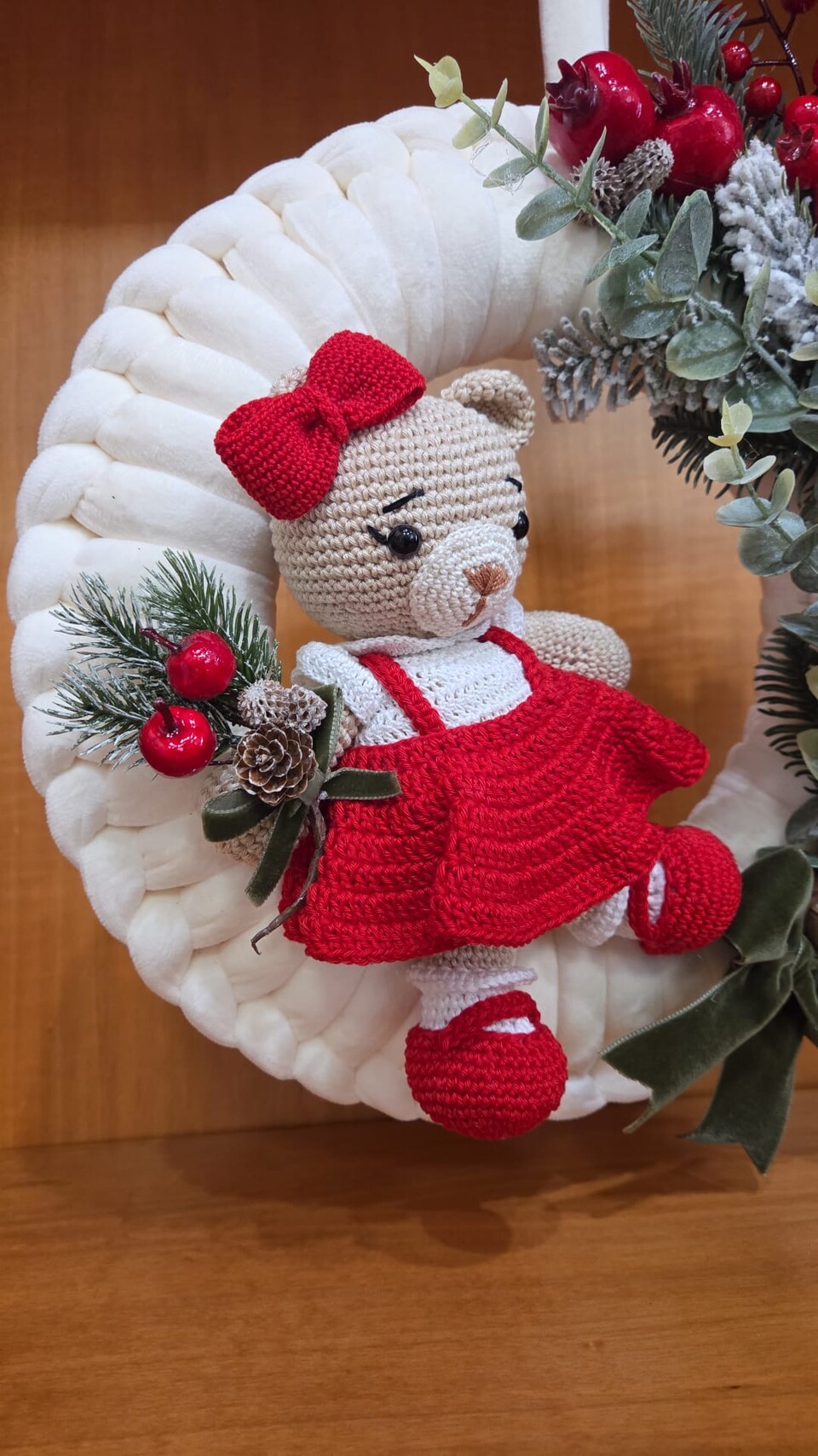 Ghirlanda natalizia con Orsetta Amigurumi e fiori artificiali Gentile Ricami