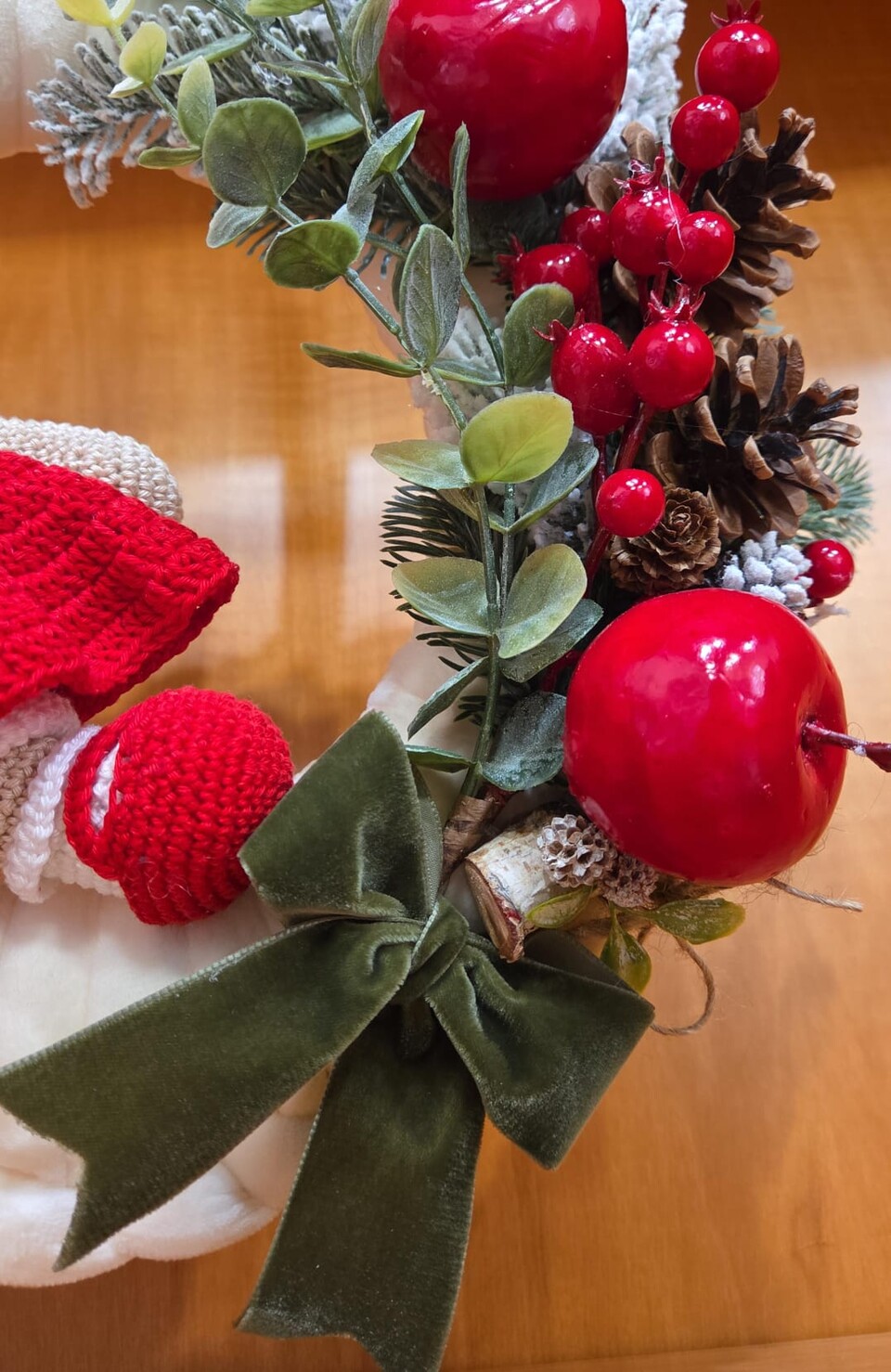 Ghirlanda natalizia con Orsetta Amigurumi e fiori artificiali Gentile Ricami