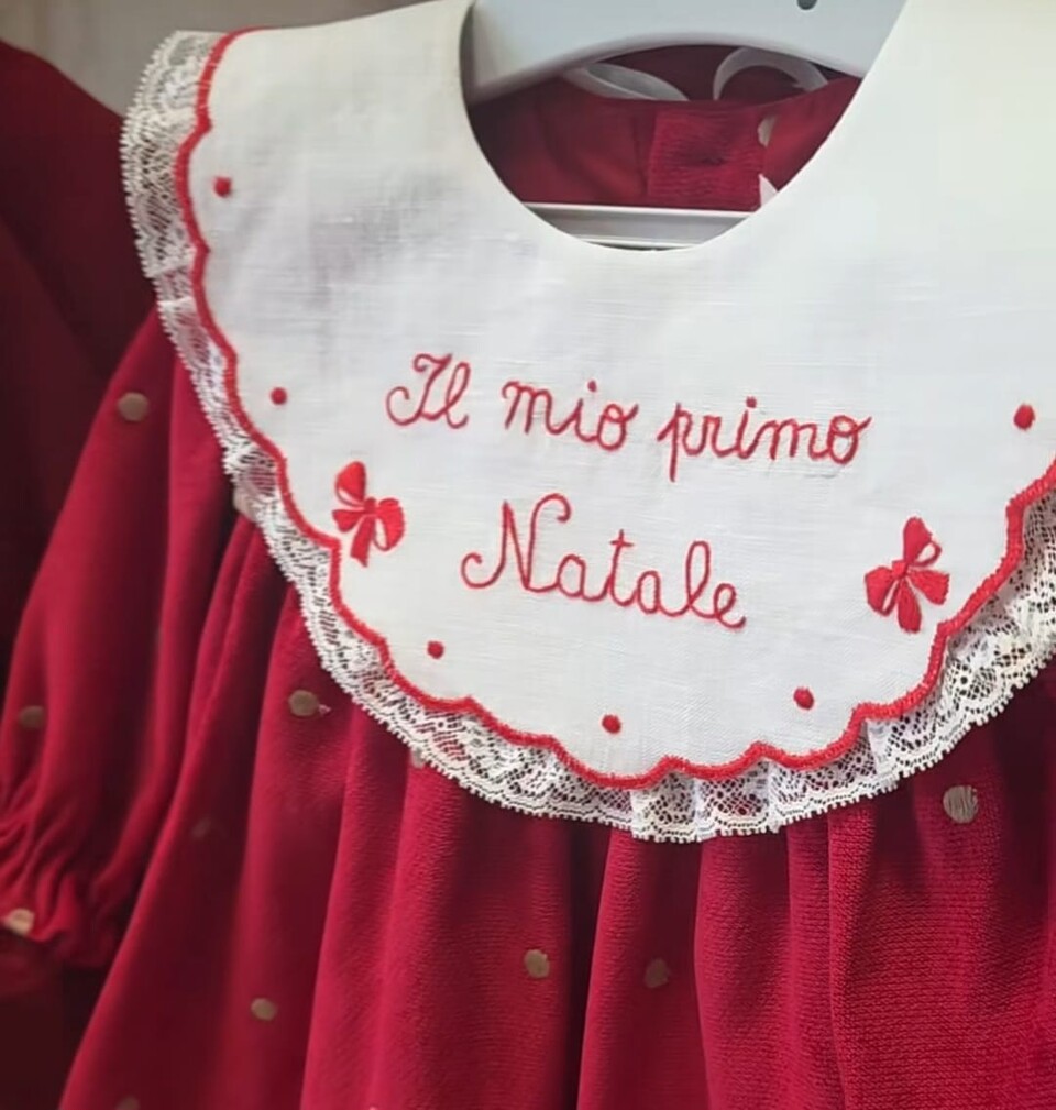 Bavetta natalizia in puro lino ricamata a mano Gentile Baby Couture Il mio primo Natale