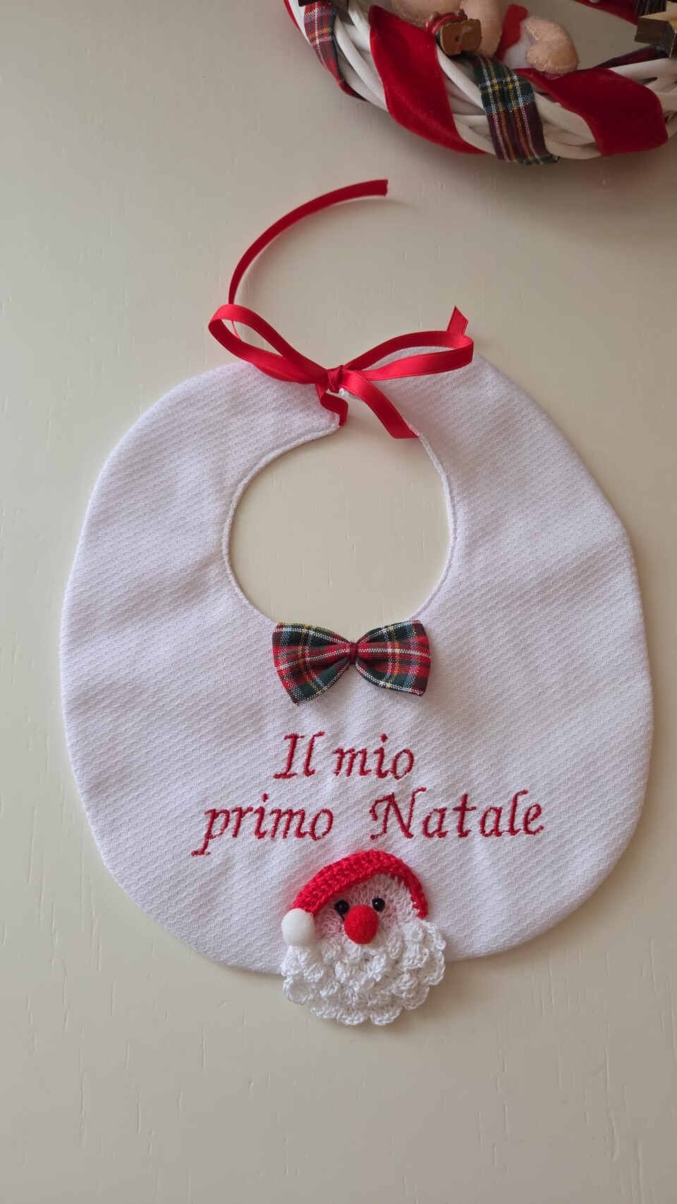 Bavetta natalizia in piqué di cotone con Babbo Natale a uncinetto Gentile Baby Couture