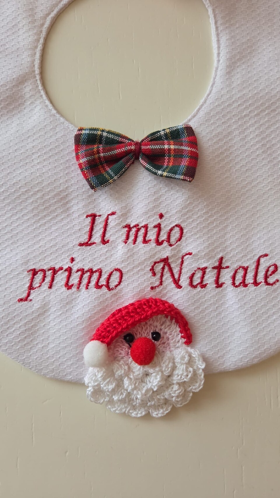 Bavetta natalizia in piqué di cotone con Babbo Natale a uncinetto Gentile Baby Couture