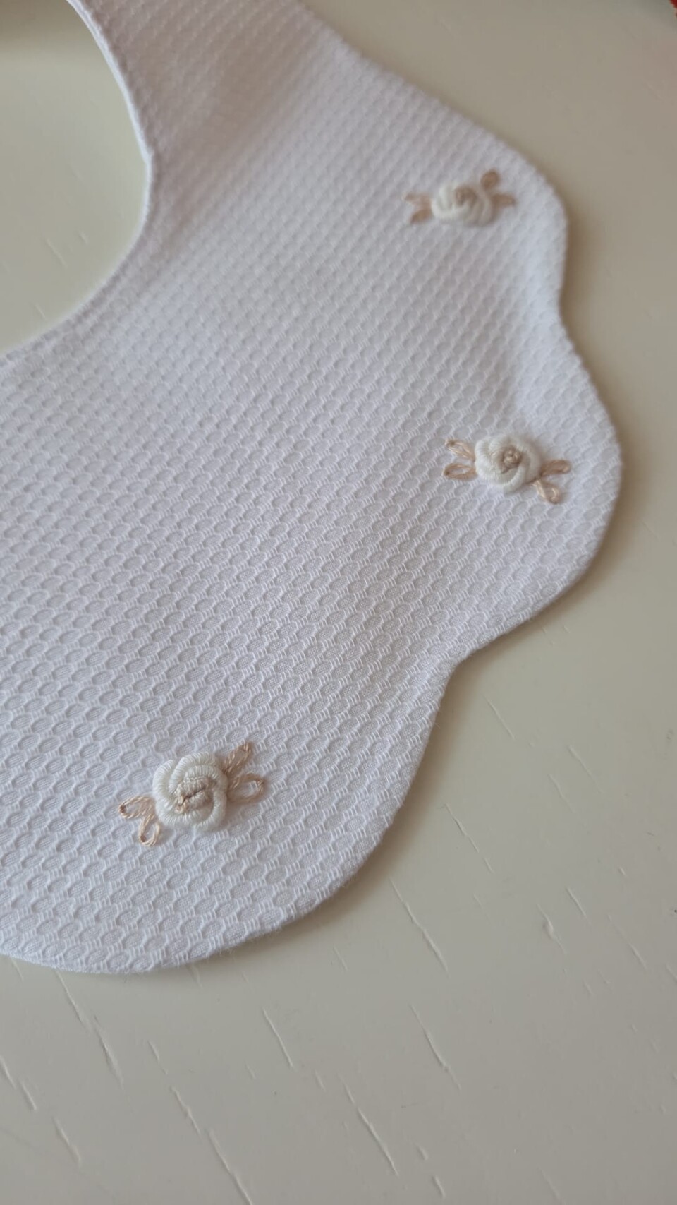 Bavetta in puro cotone bianca con fiorellini ricamati a mano Gentile Baby Couture Punto vapore