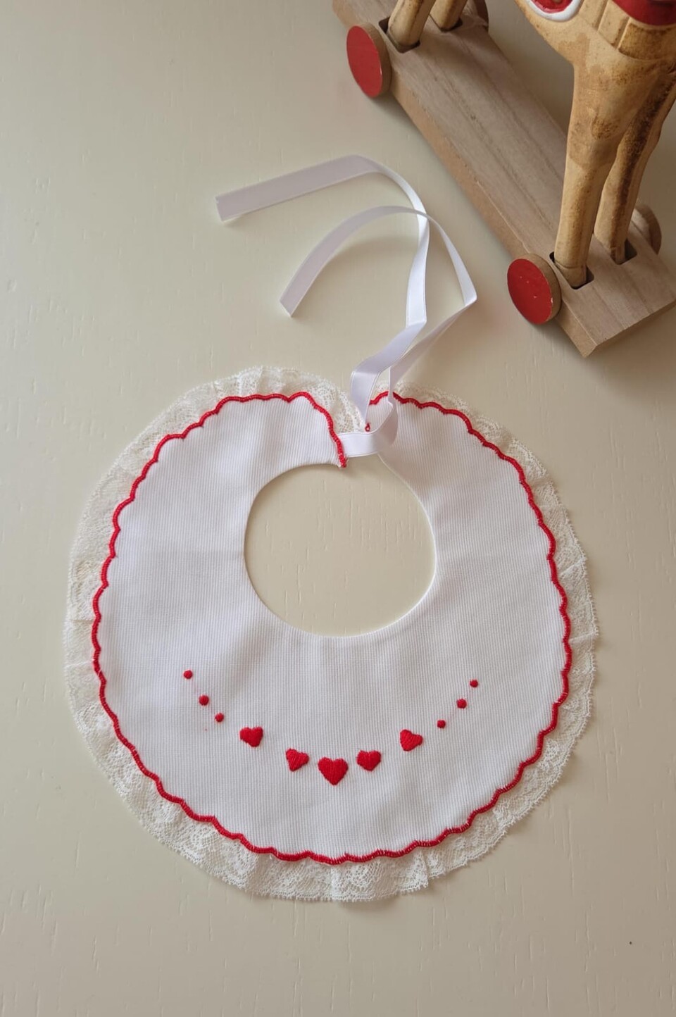 Bavetta in puro cotone Bianco con cuoricini ricamati a mano Gentile Baby Couture