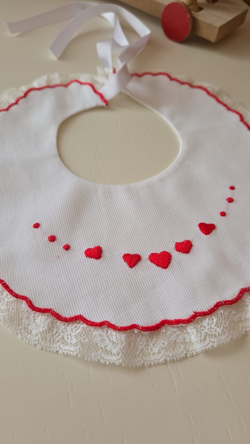 Bavetta in puro cotone Bianco con cuoricini ricamati a mano Gentile Baby Couture