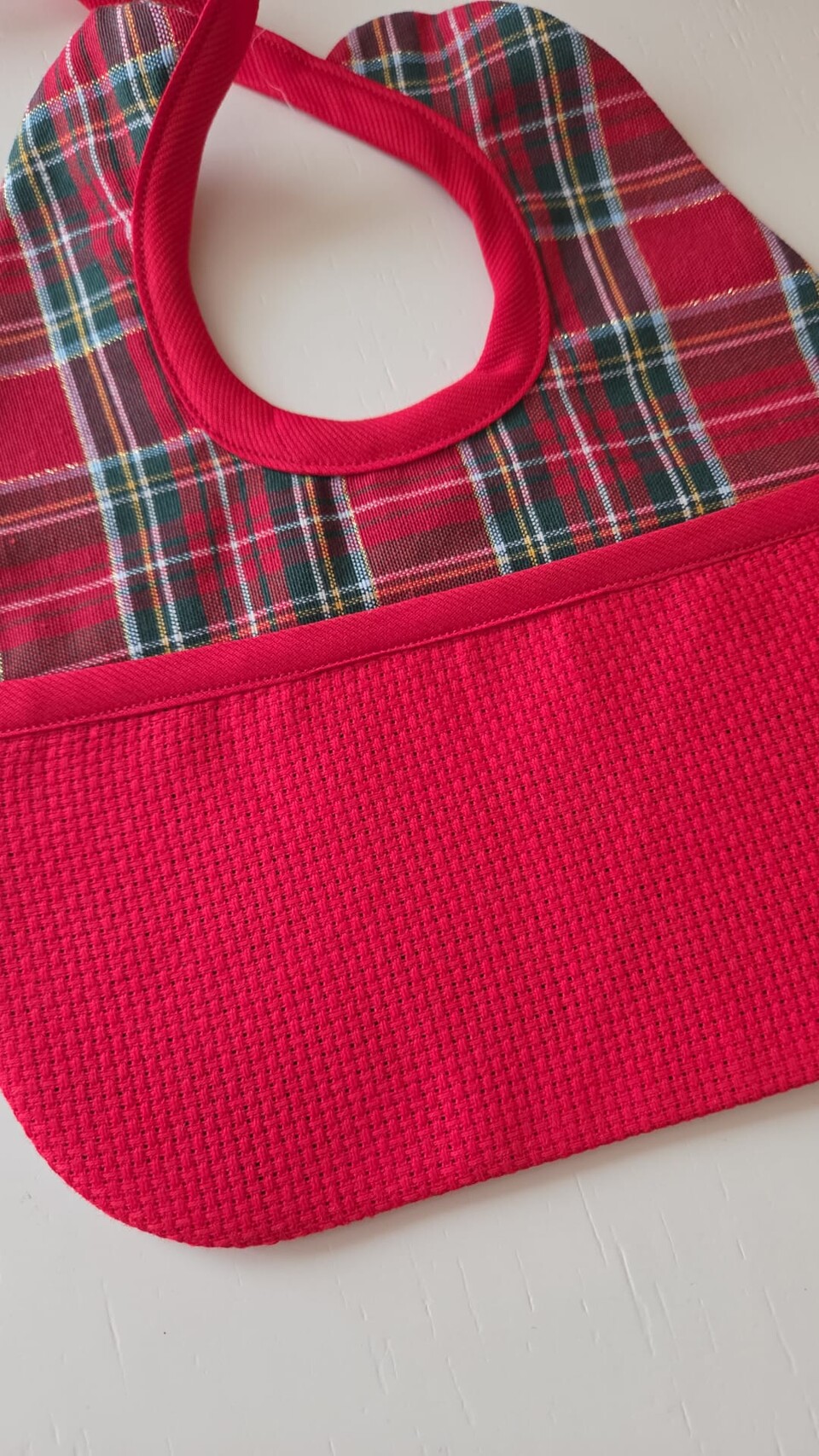 Bavetta natalizia in Tartan con tasca in tela Aida Gentile Baby Couture