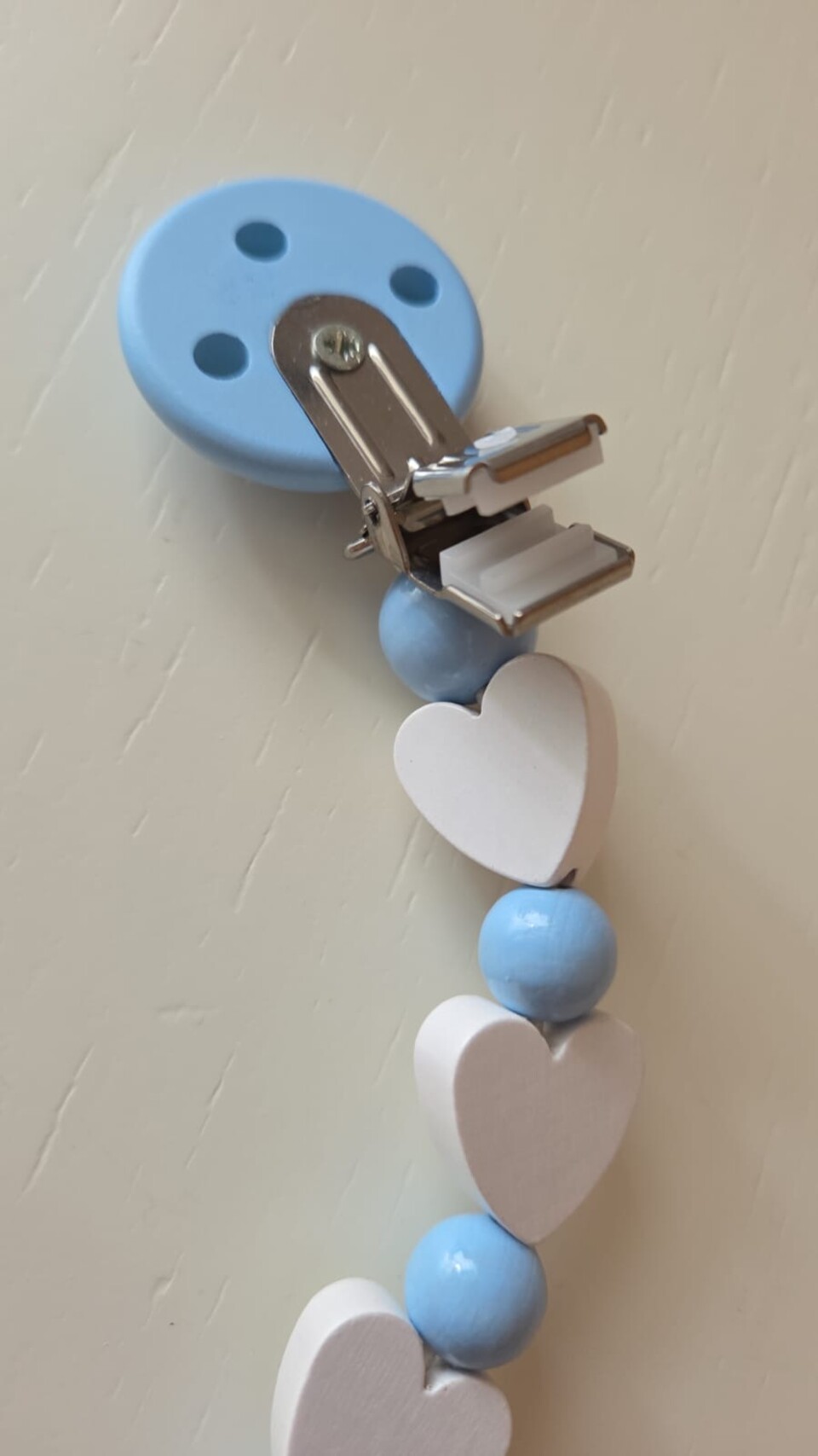 Catenella porta ciuccio in legno naturale Celeste / Bianco Gentile Baby Couture Cuori