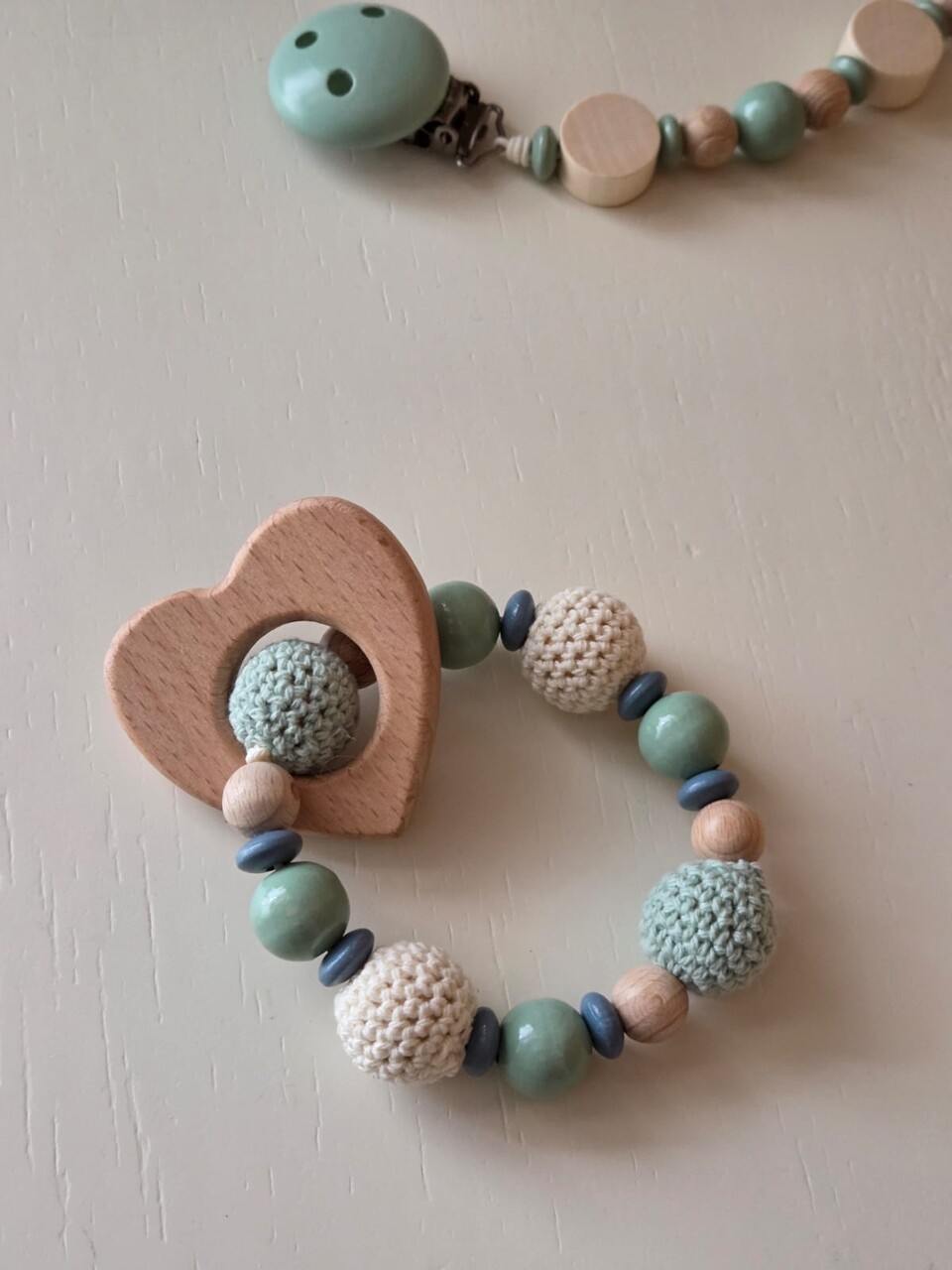 Massaggiagengive in legno naturale e palline a uncinetto Verde Salvia Gentile Baby Couture Cuore in legno