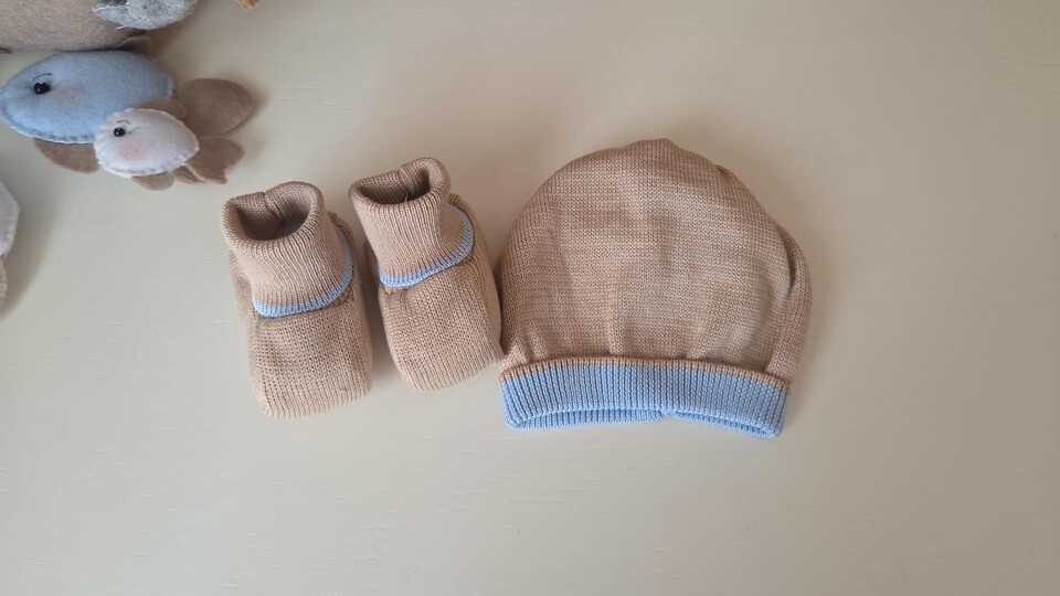 Set cappellino e babbucce in puro cotone Tabacco / Cielo Polvere taglia unica Marlù