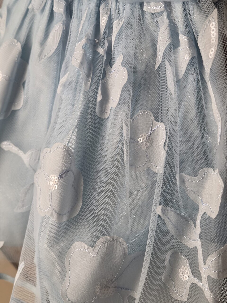 Abito elegante con tulle e fiori Celeste Abel e Lula