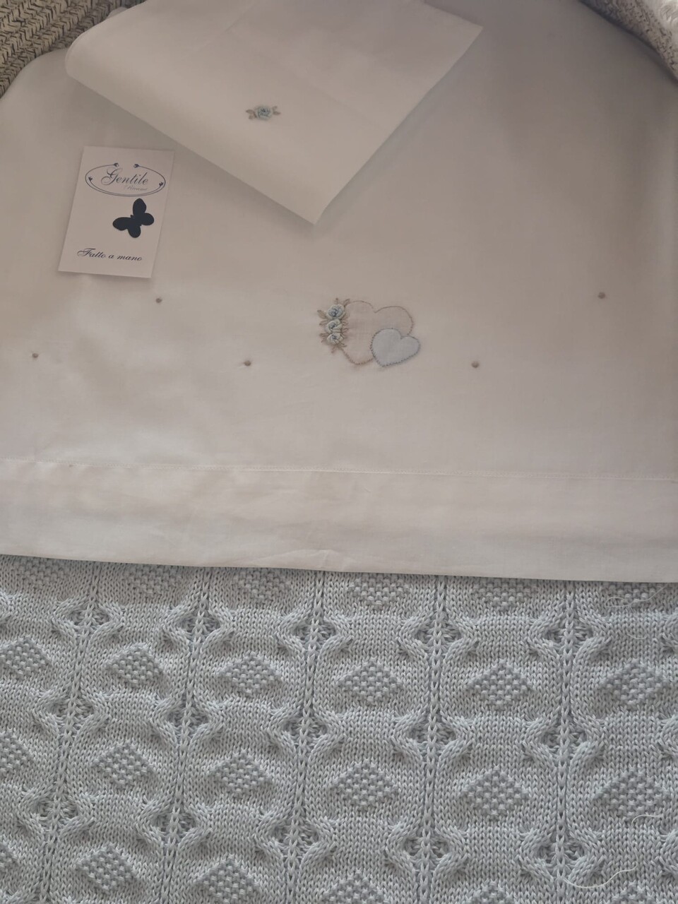 Lenzuolino per carrozzina CUORI ricamato e cucito a mano Gentile Baby Couture Punto vapore, punto ombra e punto pieno