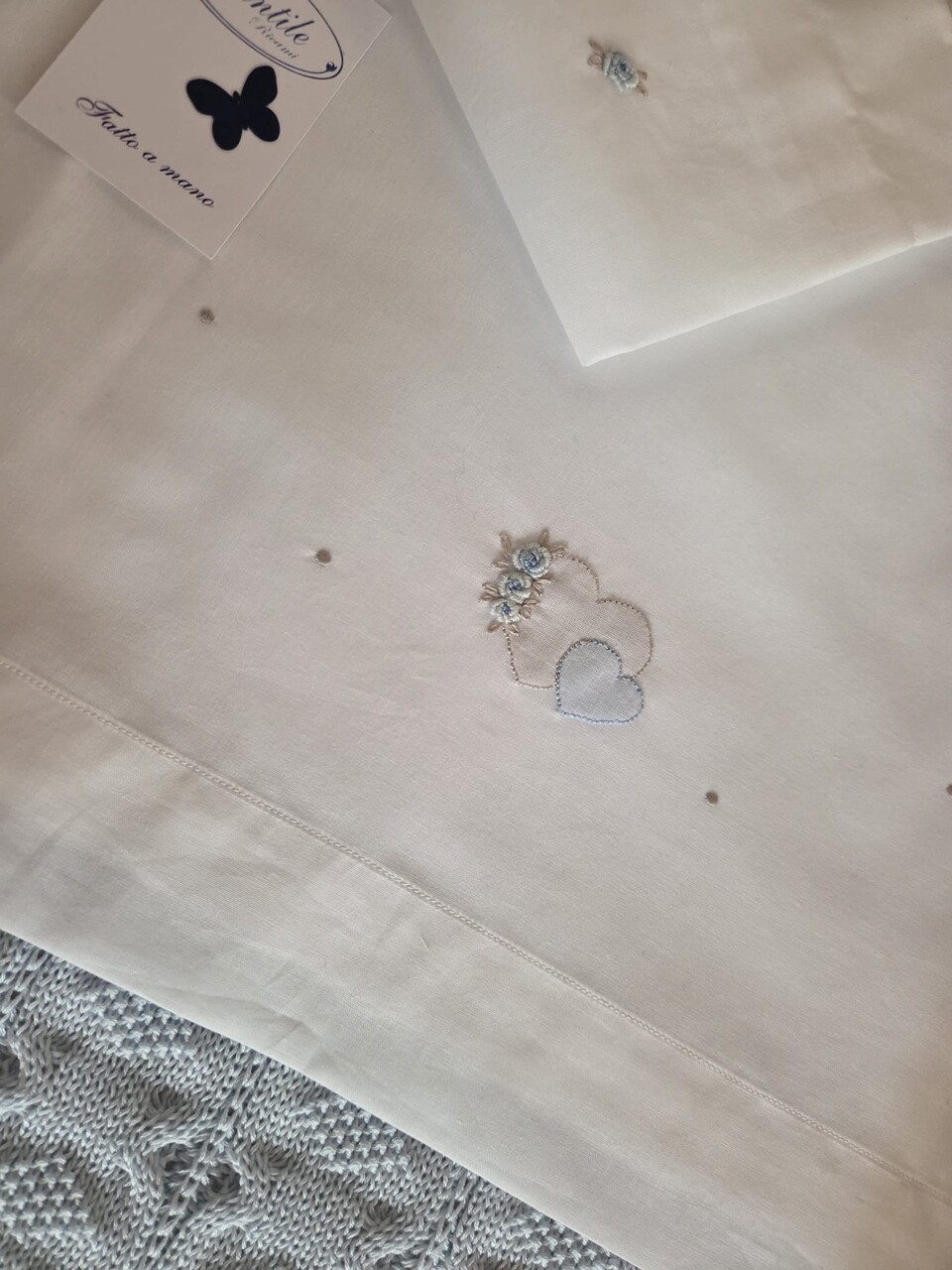Lenzuolino per carrozzina CUORI ricamato e cucito a mano Gentile Baby Couture Punto vapore, punto ombra e punto pieno