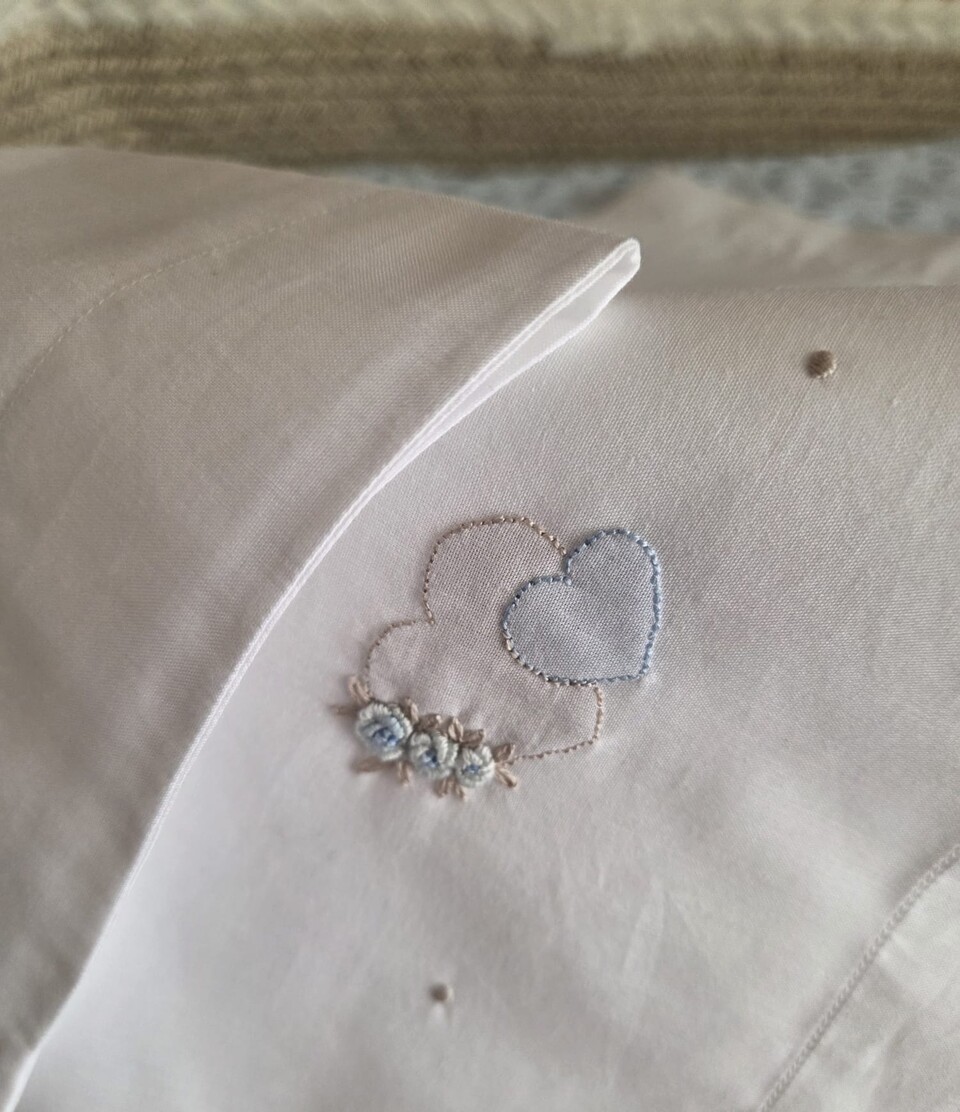 Lenzuolino per carrozzina CUORI ricamato e cucito a mano Gentile Baby Couture Punto vapore, punto ombra e punto pieno