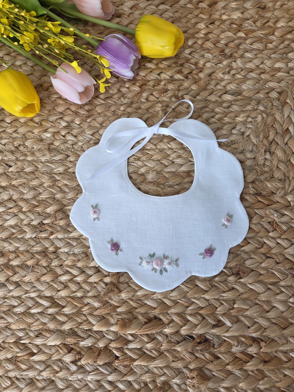 Bavetta in puro lino con fiorellini ricamati a mano Gentile Baby Couture