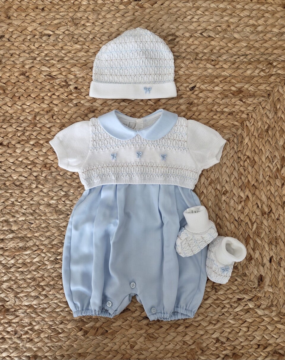 Pagliaccetto con cappellino e babbucce in puro cotone Bianco / Cielo Polvere / Noce taglia 0-3 mesi Marlù