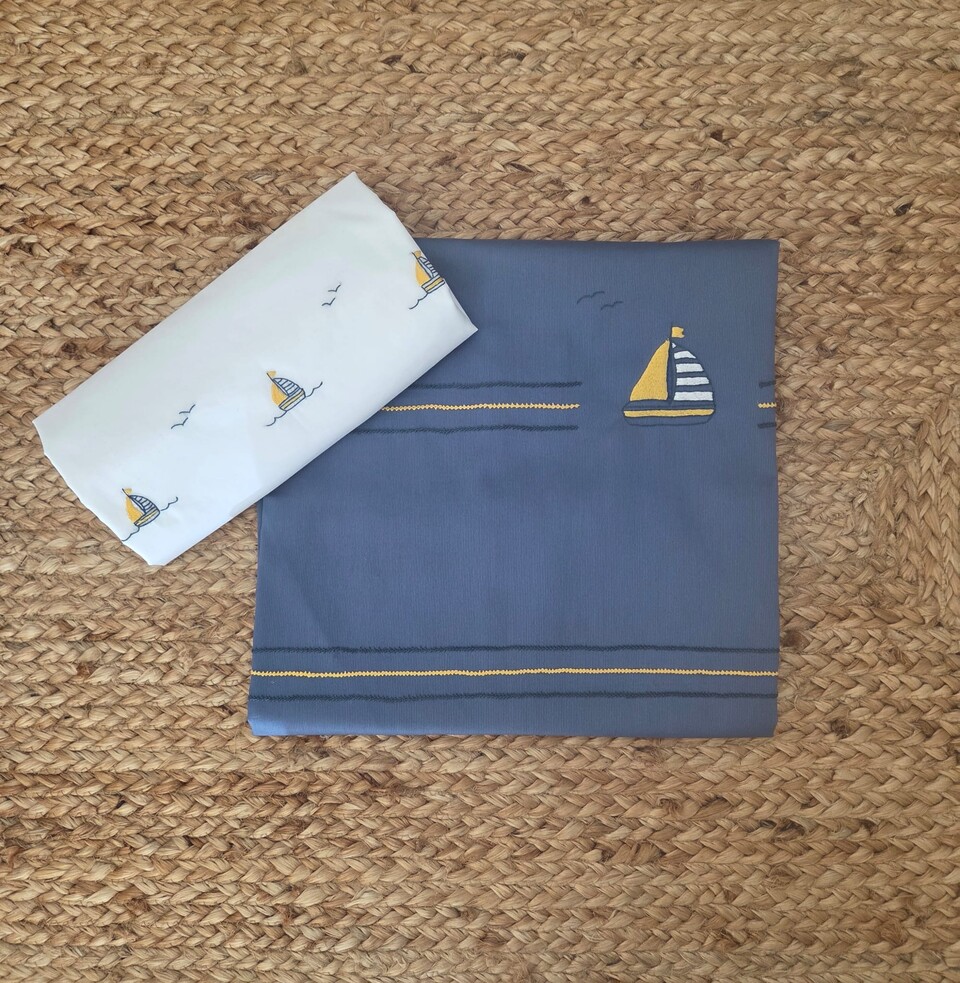 Set carrozzina con copertina a sacco e lenzuolino   Avio / Blu / Giallo Gentile Baby Couture Ricamato a mano