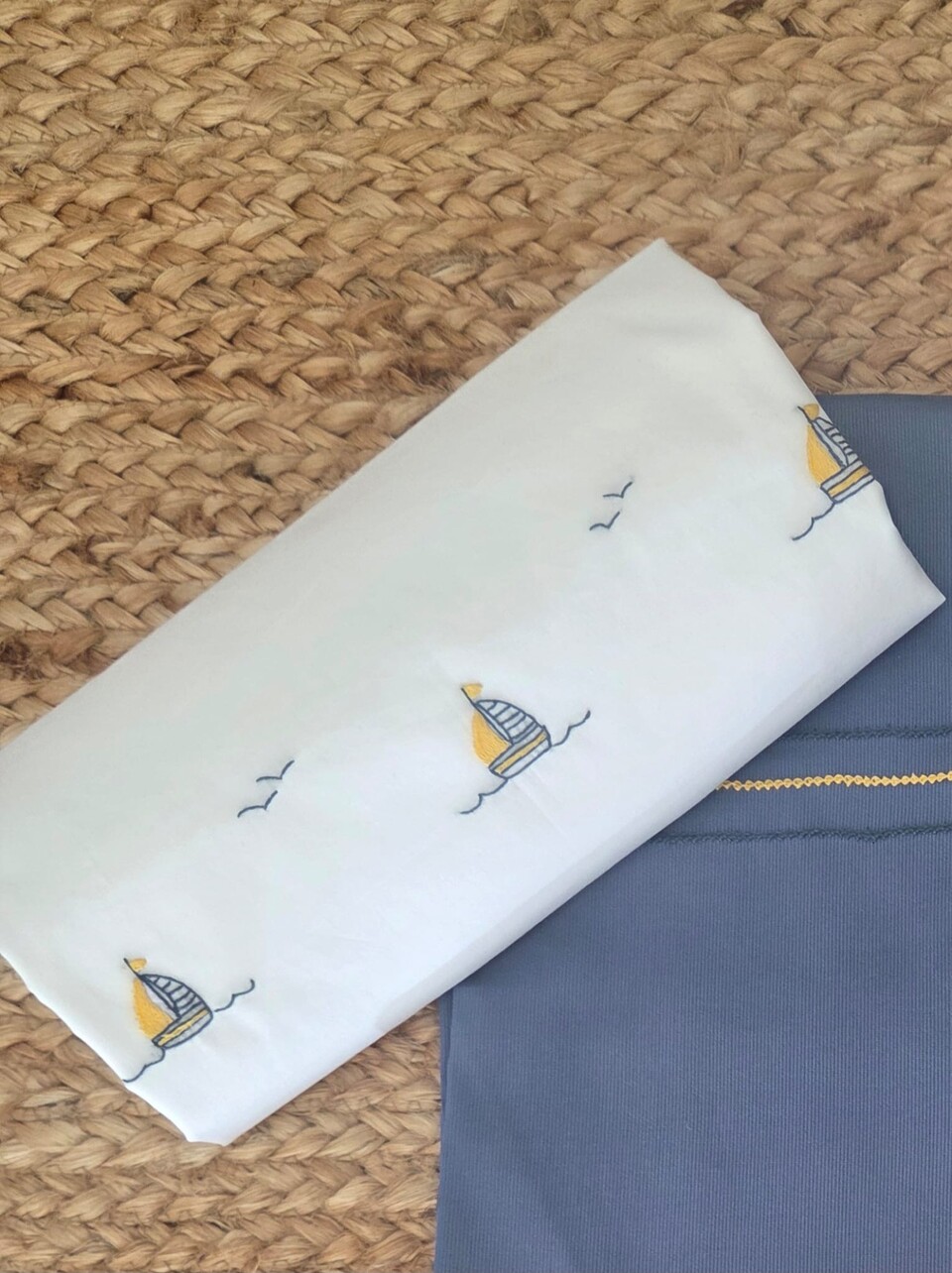 Set carrozzina con copertina a sacco e lenzuolino   Avio / Blu / Giallo Gentile Baby Couture Ricamato a mano