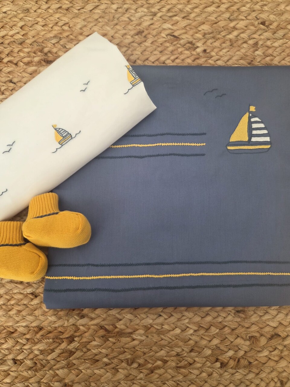 Set carrozzina con copertina a sacco e lenzuolino   Avio / Blu / Giallo Gentile Baby Couture Ricamato a mano