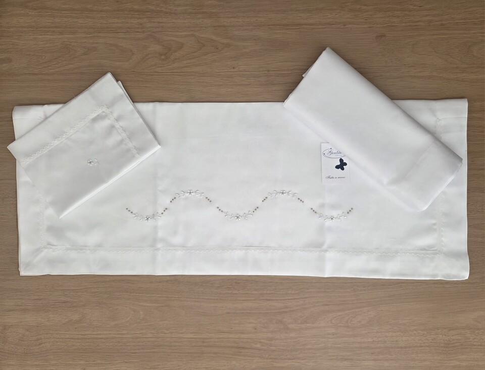 Set lenzuolino 3 pezzi in rasatello di cotone Bianco / Tortora Gentile Baby Couture Ricamato a mano
