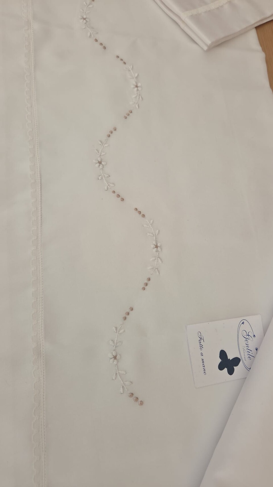 Set lenzuolino 3 pezzi in rasatello di cotone Bianco / Tortora Gentile Baby Couture Ricamato a mano