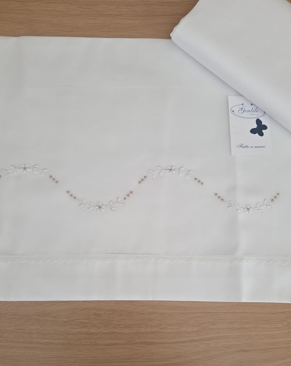 Set lenzuolino 3 pezzi in rasatello di cotone Bianco / Tortora Gentile Baby Couture Ricamato a mano