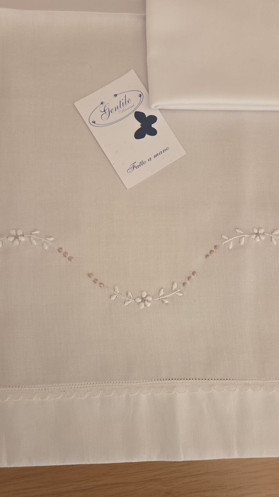 Set lenzuolino 3 pezzi in rasatello di cotone Bianco / Tortora Gentile Baby Couture Ricamato a mano