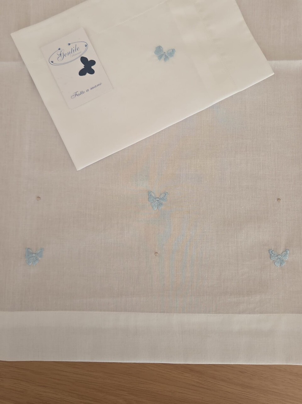 Set lenzuolino 3 pezzi per carrozzina con Fiocchetti Bianco / Cielo / Tortora Gentile Baby Couture Ricamato a mano