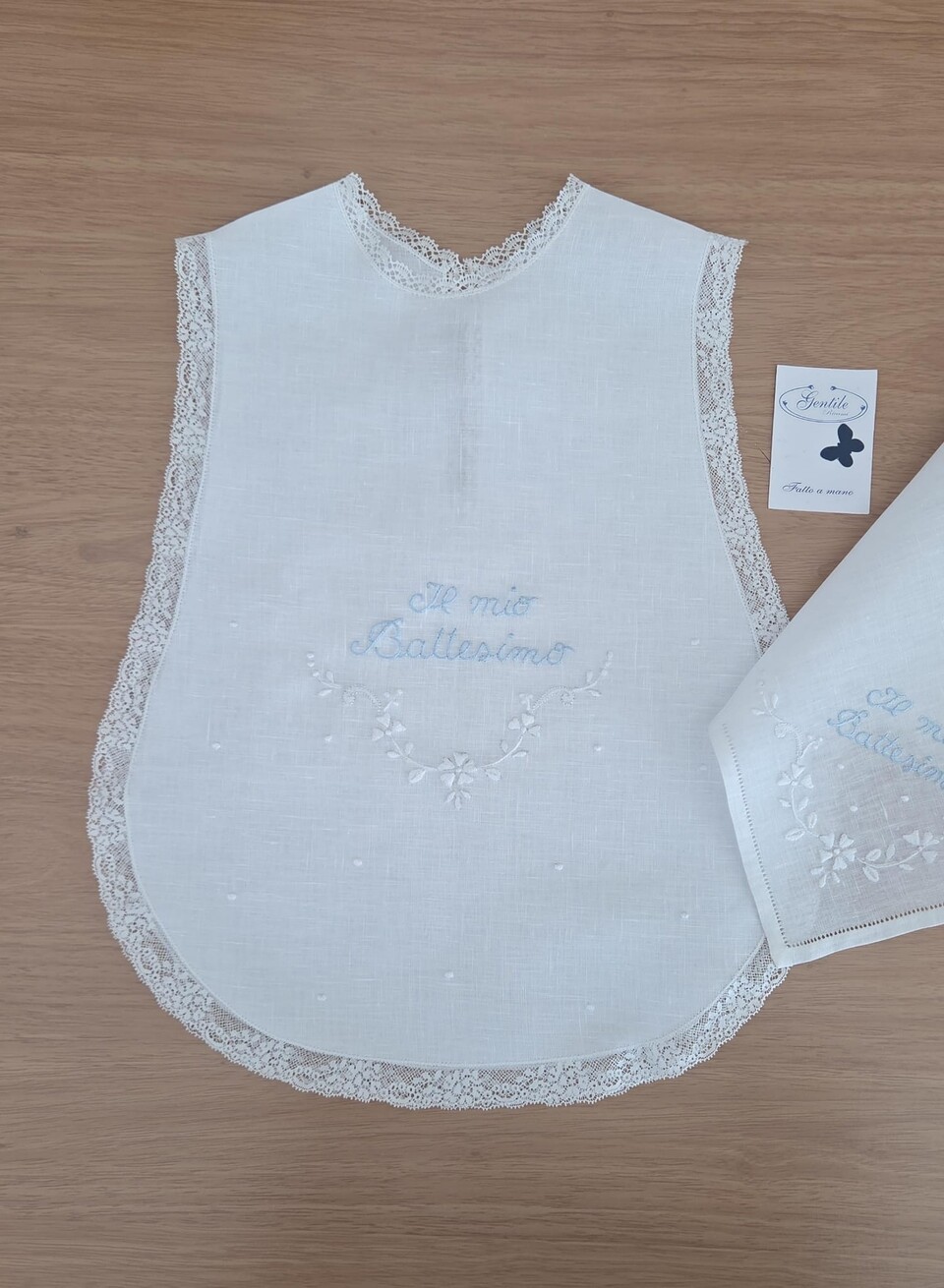 Set Camice Battesimo con fazzoletto in puro lino ricamato a mano Gentile Baby Couture