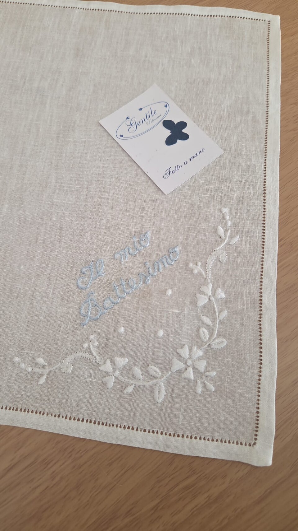 Set Camice Battesimo con fazzoletto in puro lino ricamato a mano Gentile Baby Couture