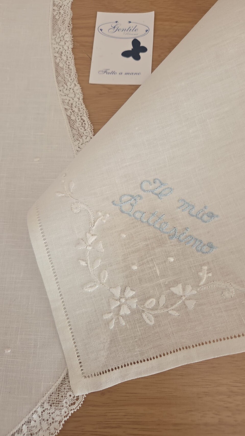 Set Camice Battesimo con fazzoletto in puro lino ricamato a mano Gentile Baby Couture