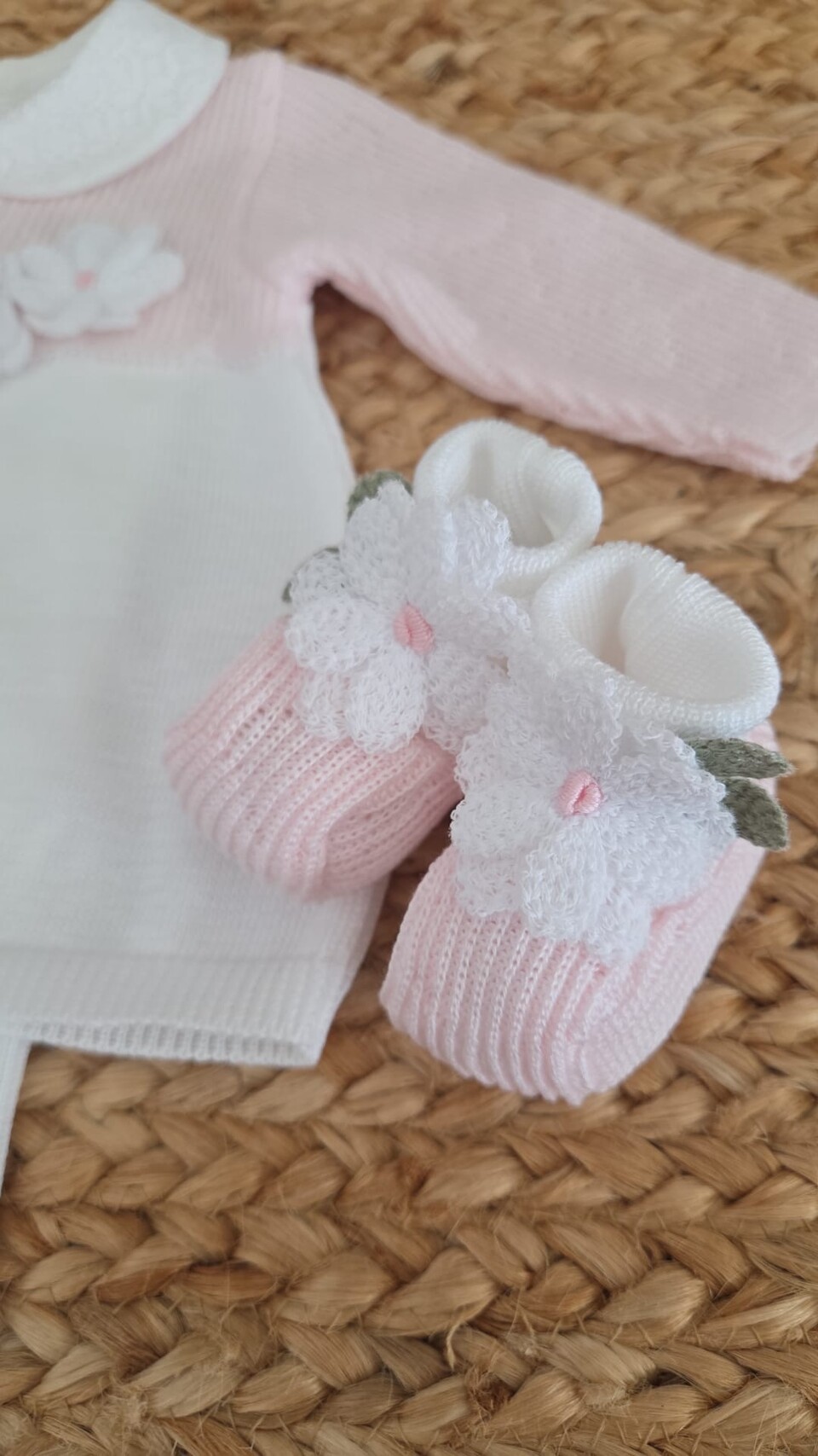 Completo 2 pezzi con cappellino e babbucce Bianco / Rosa Stella taglia 0-3 mesi Marlù