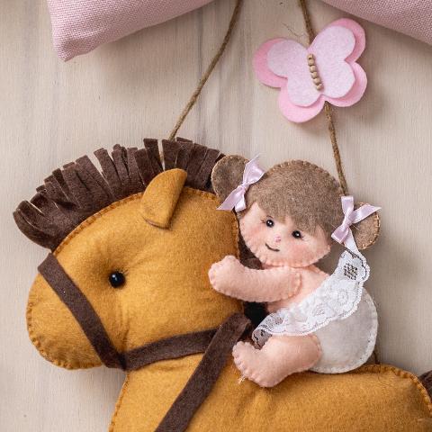 Fiocco nascita in pannolenci e tessuto Cavallo con Bimbo/a Gentile Baby Couture 02