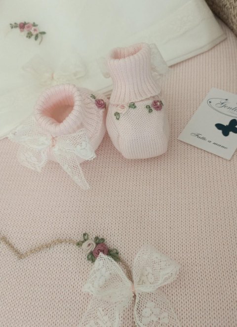 Babbucce in filo di puro cotone con ricamo a mano e fiocchetto in pizzo Gentile Baby Couture