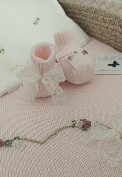 Babbucce in filo di puro cotone con ricamo a mano e fiocchetto in pizzo Gentile Baby Couture