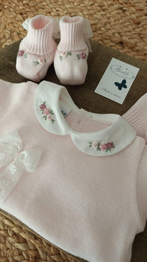 Babbucce in filo di puro cotone con ricamo a mano e fiocchetto in pizzo Gentile Baby Couture