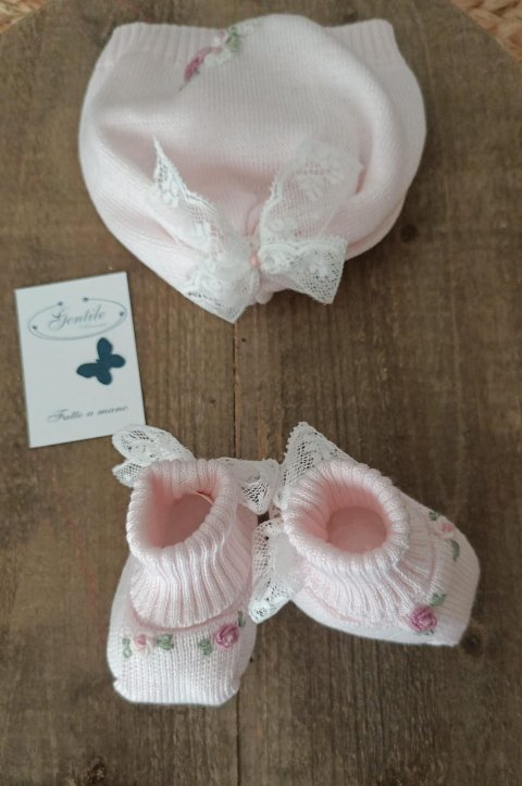 Cappellino in filo di puro cotone con ricamo a mano e fiocchetto in pizzo Gentile Baby Couture
